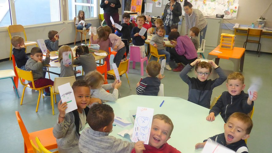 Les 3-5 ans, mardi dernier, fiers de montrer leur réalisation.