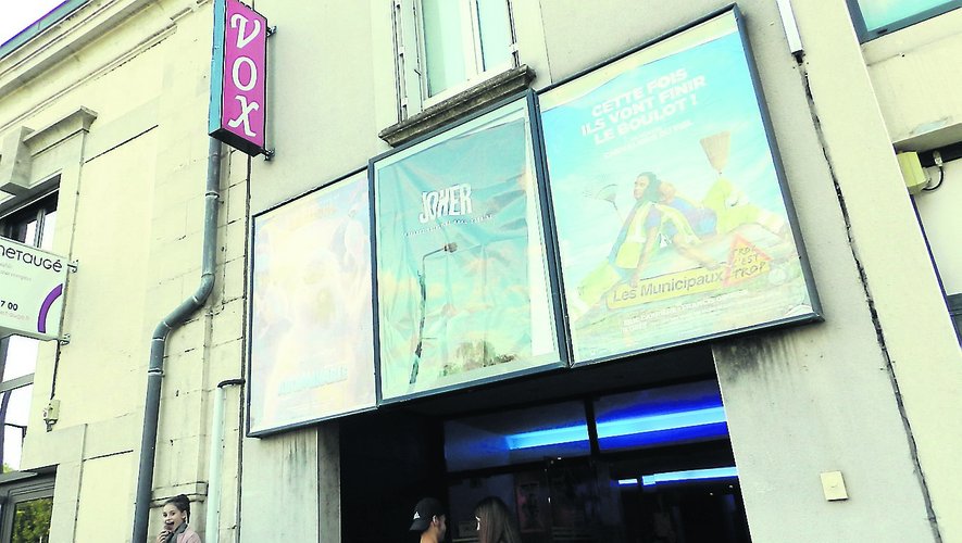 Sur le boulevard de Gaulle, le cinéma le Vox compte deux salles.