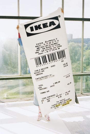 Tapis noir et blanc, poils ras, issu de la colection MARKERAD par IKEA et Virgil Abloh.