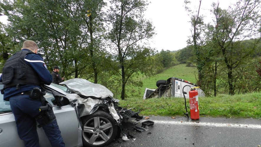 L'état des véhicules, dont l'un a été projeté en contre-bas, atteste de la violence du choc.