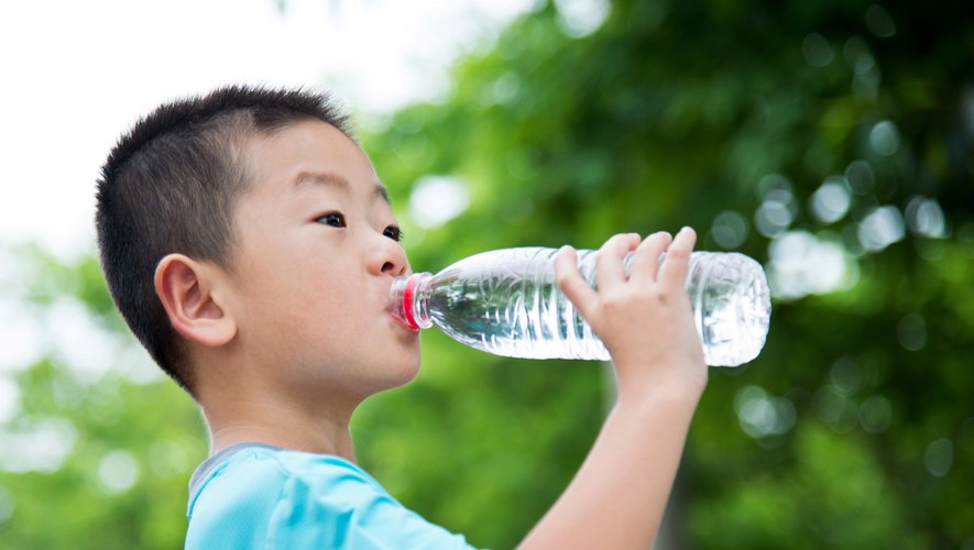 Une meilleure hydratation améliorerait la capacité des enfants à effectuer plusieurs tâches à la fois.