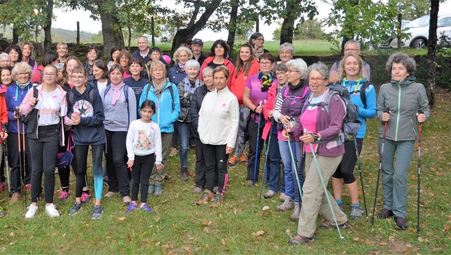 Ce sont plus de cinquante participants qui sont venus marcher en direction des dolmens dans le cadre d’Octobre rose.