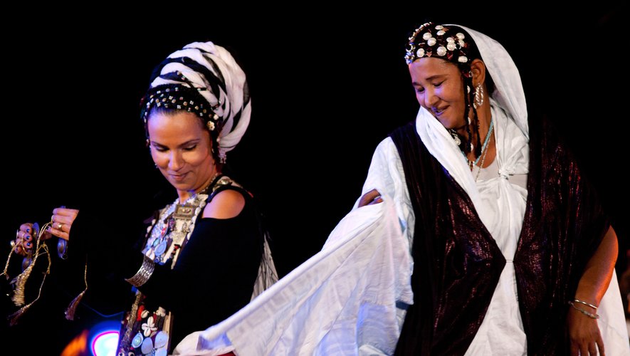 La chanteuse Oum (à gauche) accompagnée par la chanteuse malienne Fadimata Walett Oumar