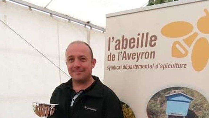 Pascal Garibal, un fervent défenseur des abeilles qui aime partager sa passion et faire profiter du miel de son petit rucher.