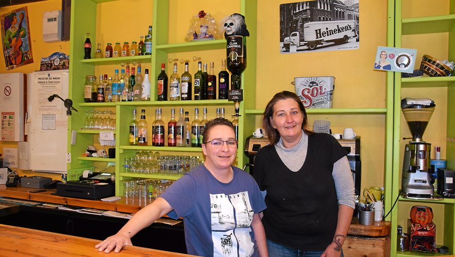Mylène Moysset Lascols et Amandine Coulon affichent un large sourire car elles sont heureuses de voler (enfin) de leurs propres ailes aux commandes de La Bohème, leur bar, restaurant et grill, situé à Agen-d’Aveyron.   