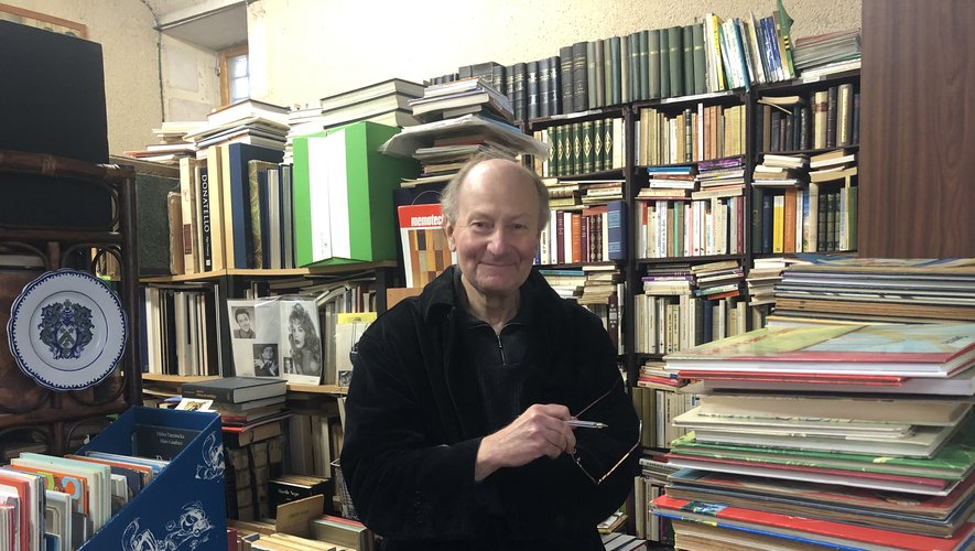 Patrice Lesueur dans sa librairie Le Sénéchal dans la rue éponyme.