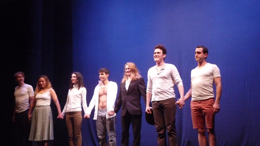 Les 7 jeunes comédiens de l’Atelier théâtre de la Cité de Toulouse. FEG