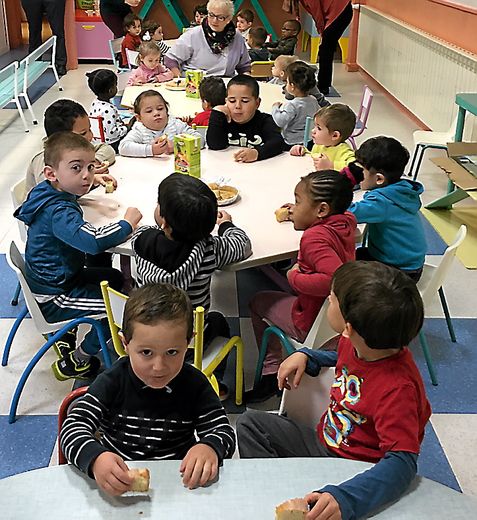 Dans les écoles maternelles de Decazeville, tout commence par un petit-déjeuner équilibré.