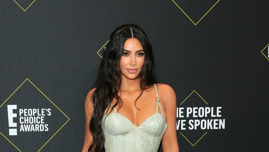 Kim Kardashian a fait sensation dans une longue robe vintage Versace, avec de fines bretelles ornées de détails or. Santa Monica, le 10 novembre 2019.