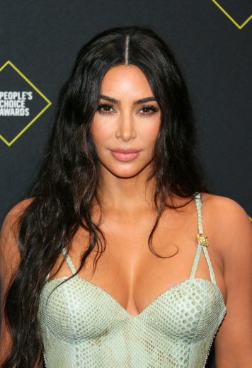 Kim Kardashian fait le choix d'un maquillage neutre et d'une coiffure texturisée.