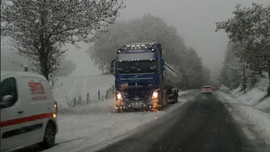 C'est compliqué sur la RD911 ce jeudi matin où des camions sont bloqués.