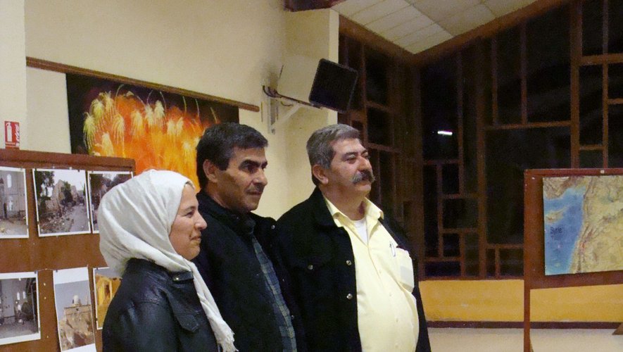 Victor Fallouh pose avec Roshana et Daban Mohamad