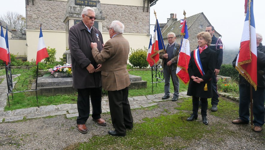 Guy Férez, président de la Fnaca, décore André Sabrazès de la croix des anciens combattants