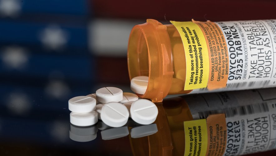 La crise des opiacés fait rage aux Etats-Unis, avec plus de 50.000 décès par overdoses. Le Canada, qui compte plus de 10.000 morts depuis le milieu des années 2010, est également concerné.