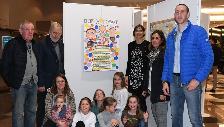 Enfants et accompagnants devant l’affiche de Boussac. À noter la présence de Karine Charles, conseillère pédagogique en arts plastiques sur le département.
