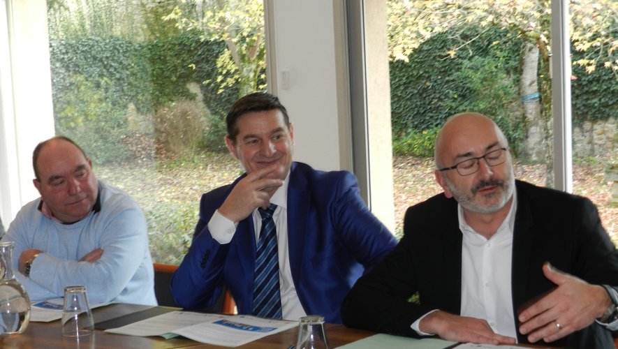 Les responsables de Ruban Bleu, Vincent Dunez, directeur général, et Franck Fayard, directeur des autocars Gauchy ont souligné la « pugnacité » de Jean-Michel Cebrian (de droite à gauche)