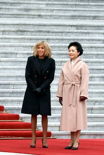 Les deux Premières dames, la Française Brigitte Macron et la Chinoise Peng Liyuan, portaient, à l’occasion d’un voyage présidentiel en Chine, des paires de gants créées par l’Atelier du Gantier à Millau.