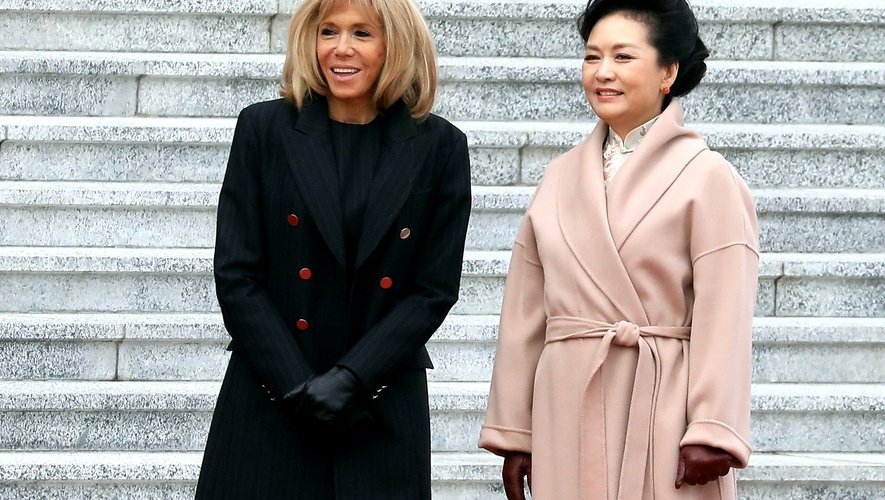 Les deux Premières dames, la Française Brigitte Macron et la Chinoise Peng Liyuan, portaient, à l’occasion d’un voyage présidentiel en Chine, des paires de gants créées par l’Atelier du Gantier à Millau.