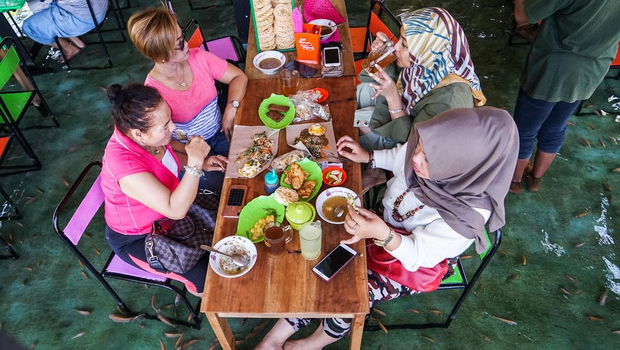 Au restaurant Soto Cokro Kembang, dans la capitale culturelle indonésienne, les tables et les chaises surplombent l'eau et les convives plongent leurs pieds dans un bassin qui abrite quelque 7.000 petits tilapias du Nil.