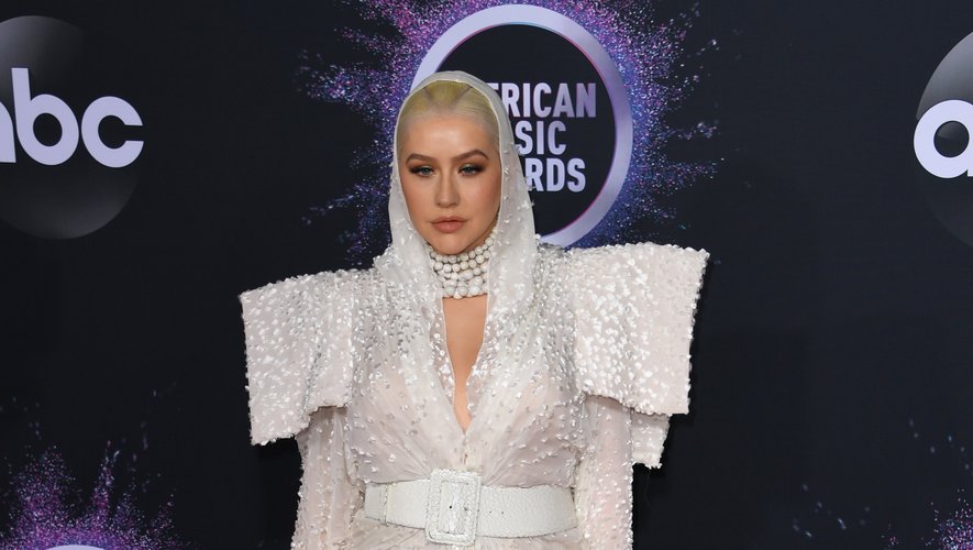 Christina Aguilera a opté pour une tenue de diva, un brin excentrique avec ses épaules démesurées et sa capuche, signée Jean Paul Gaultier. Los Angeles, le 24 novembre 2019.