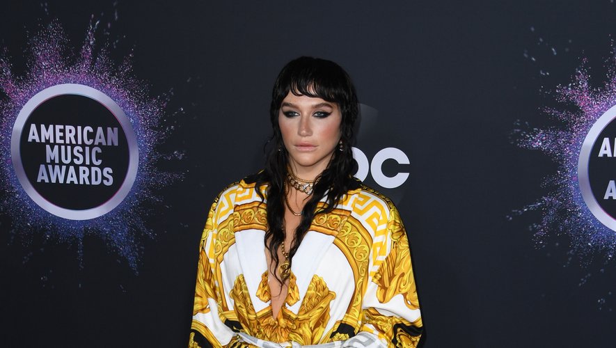Sublime, Kesha n'en était pas moins tape-à-l'œil dans ce total look Versace dont l'imprimé est reconnaissable entre tous. Los Angeles, le 24 novembre 2019.