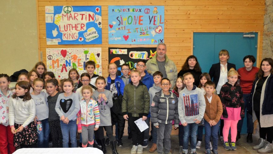 Enfants des écoles de la commune et adultes, qui ont participé à la réalisation des fresques et du film « Des figures de la paix », présents lors de la projection du 11 novembre.