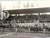 Le stade a longtemps été doté de tribunes en bois.