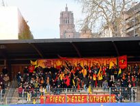 Le Kop ruthénois prépare un tifo pour le match de vendredi.
