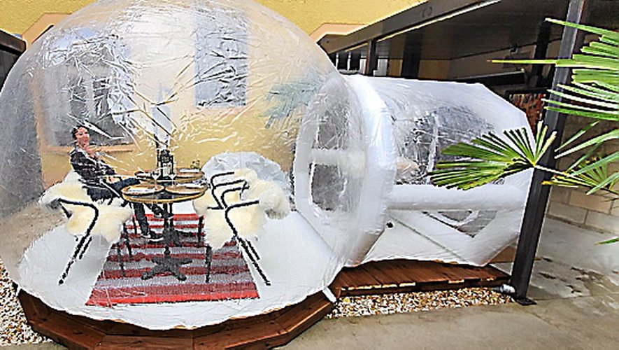 Une table sous une… bulle totalement transparente !