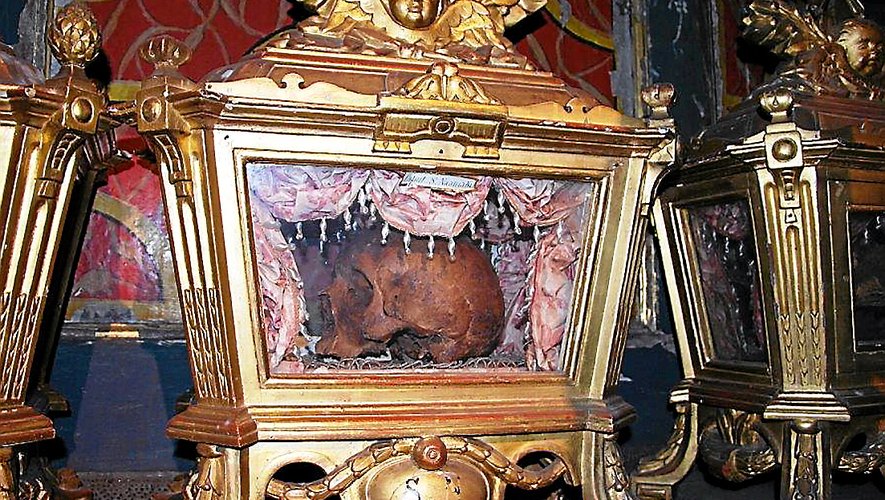 La châsse reliquaire du crâne de saint Naamas, diacre de saint Amans. 