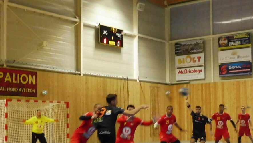 Les footballeurs chez le leader et les handballeurs à Rodez