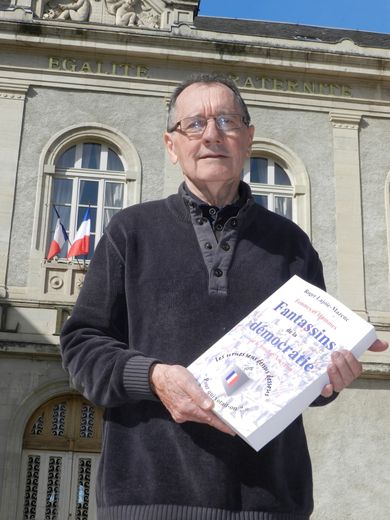 Roger Lajoie-Mazenc devant la mairie de Villefranche.