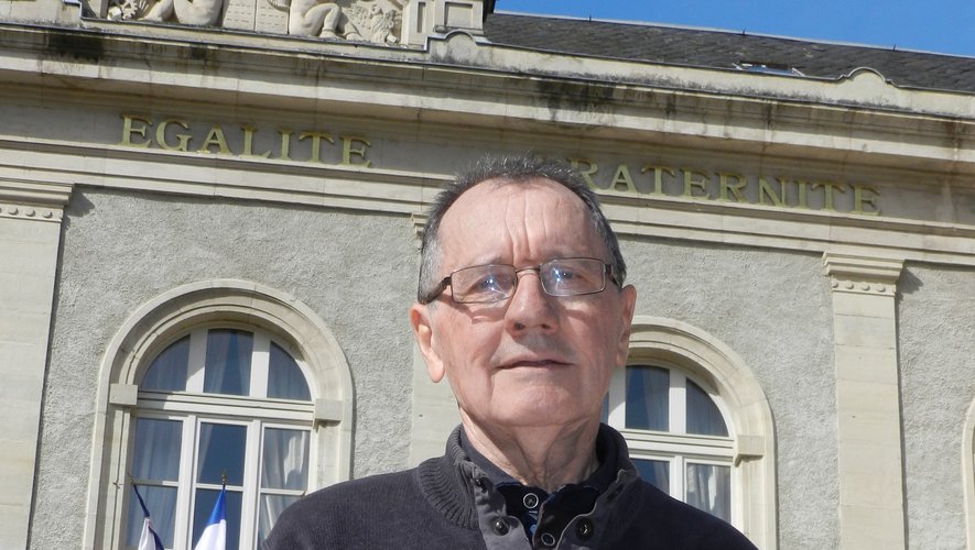Roger Lajoie-Mazenc devant la mairie de Villefranche.