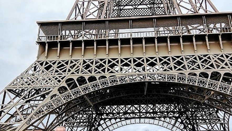 Alain Lacombe au pied de « sa » tour Eiffel de 28 mètres et 10 tonnes, une magnifique et saisissante reproduction à l’identique de l’original, à l’échelle 1/15e.