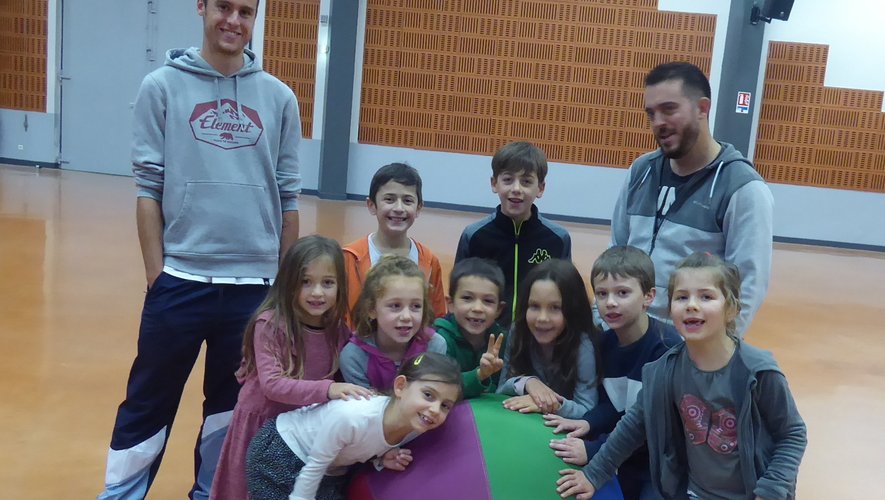 Les enfants s’initiant au kin-ball à Luc avec Lucas Izard.