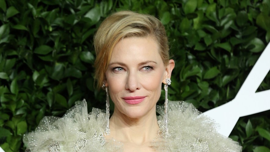 La comédienne Cate Blanchett affichait une chevelure coiffée sur le côté et de belles lèvres roses.