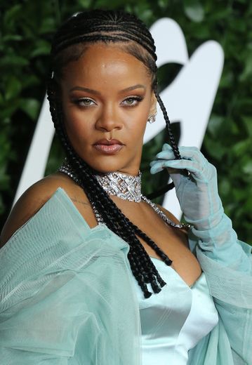 Rihanna a associé de petites tresses à des lèvres brillantes et un regard charbonneux pour un look beauté des plus glamour.