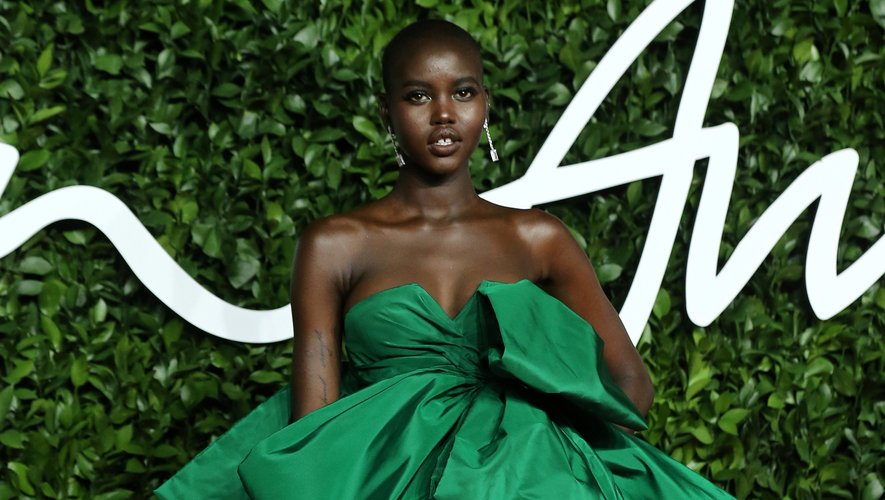 Elue "Mannequin de l'année" aux Fashion Awards, Adut Akech a foulé le tapis rouge dans une longue robe verte signée Valentino Haute Couture. Londres, le 2 décembre 2019.