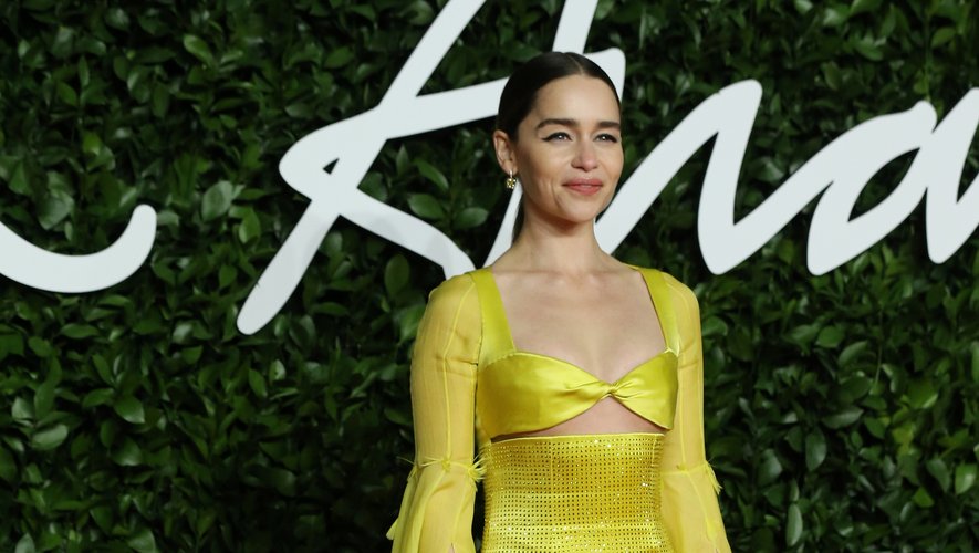 Emilia Clarke a foulé le tapis rouge dans une robe magistrale d'un jaune solaire signée Schiaparelli Haute Couture. Londres, le 2 décembre 2019.