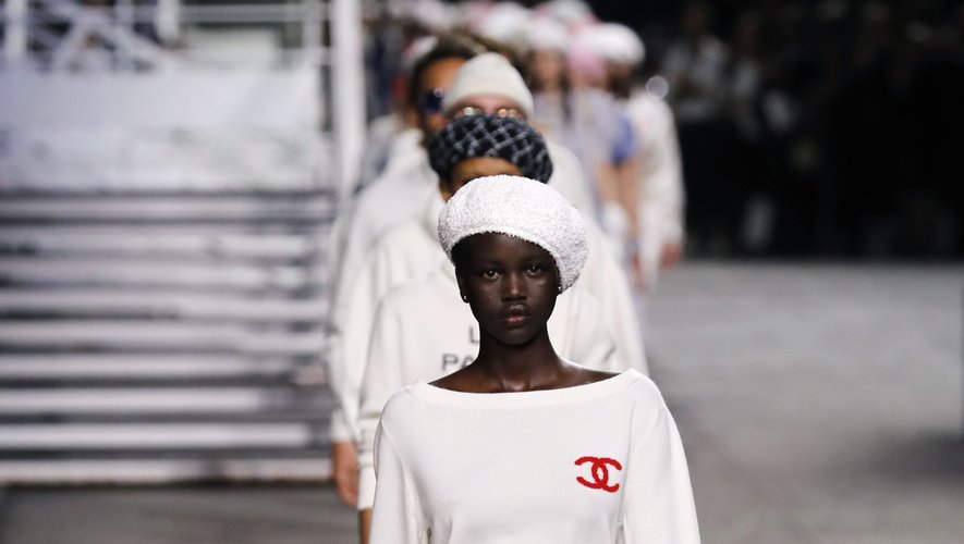 L'ascension se poursuit pour Adut Akech qui ouvre le défilé Croisière de la maison Chanel au Grand Palais. La beauté australo-soudanaise ne sait pas encore qu'elle va entrer dans l'histoire de la maison française. Paris, le 3 mai 2018.