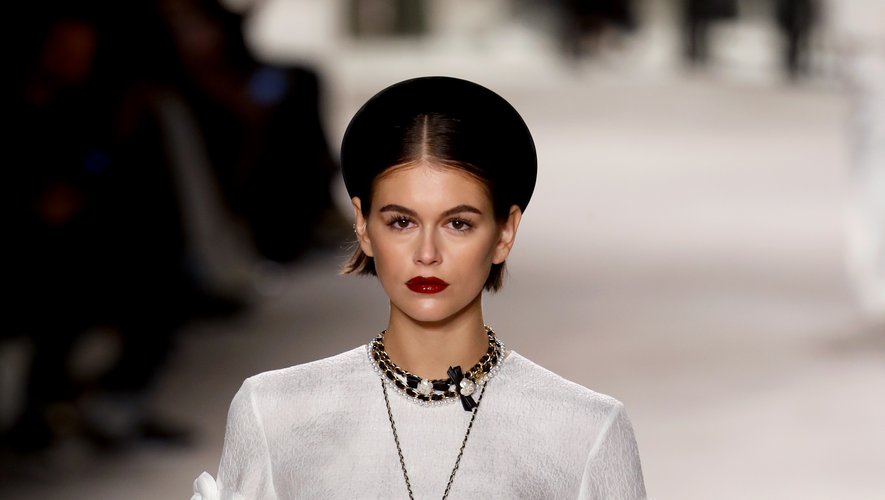 Entre tradition et modernité, Virginie Viard propose des silhouettes qui semblent rendre hommage à l'héritage de Gabrielle Chanel comme à celui de Karl Lagerfeld. Paris, le 4 décembre 2019.