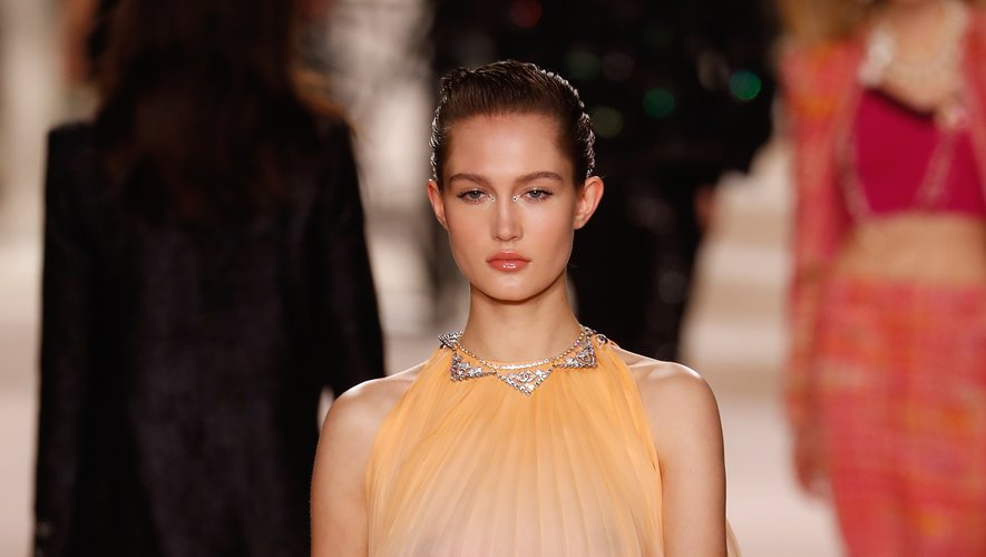 Dans cette nouvelle collection Chanel Métiers d'art, les robes sont aériennes et accessoirisées avec des bijoux portés en superposition. Paris, le 4 décembre 2019.