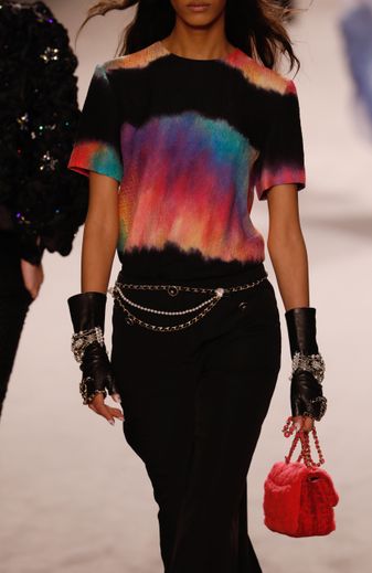 Le tie and dye fait également partie intégrante de cette nouvelle collection Métiers d'art de Chanel. Paris, le 4 décembre 2019.