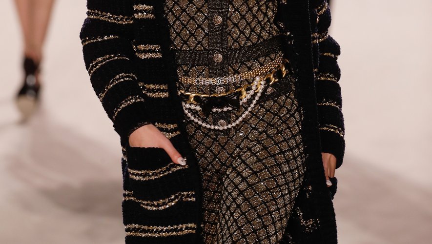 Fard argenté au défilé Chanel "Métiers d'art 2019-2020" du Grand Palais, le 4 décembre 2019 à Paris.