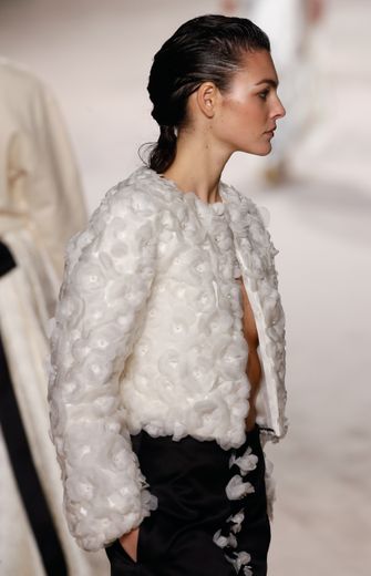 Coiffure effet mouillé du mannequin Vittoria Ceretti  au défilé Chanel "Metiers d'art 2019-2020" du Grand Palais, le 4 décembre 2019 à Paris.