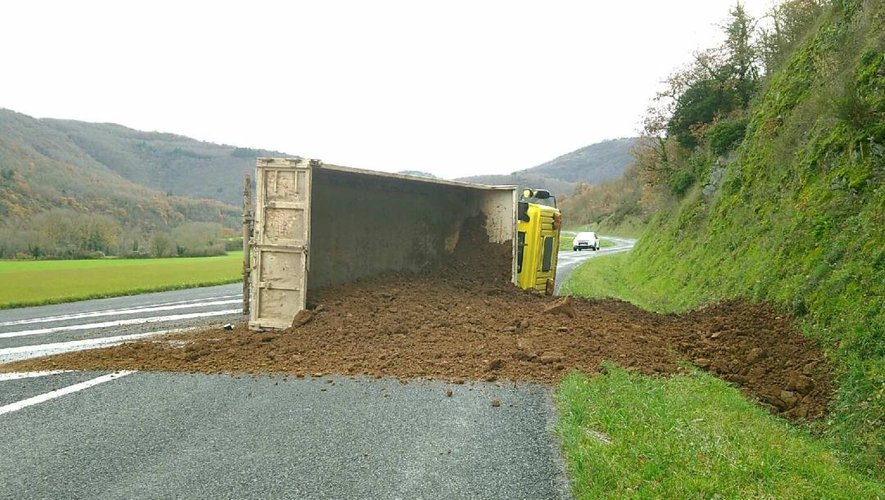 La route a été fermée pour relever le camion et déblayer la terre.