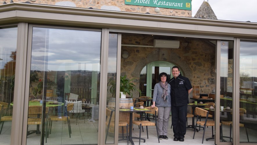 Christine et Sébastien Balard dans leur véranda (chauffé l’hiver) utilisé à la fois pour les petits-déjeuners des clients de l’hôtel, mais également pour les repas.