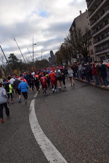 Les 600  participants à l'épreuve reine des 8 km partent à l'assaut de la ville.