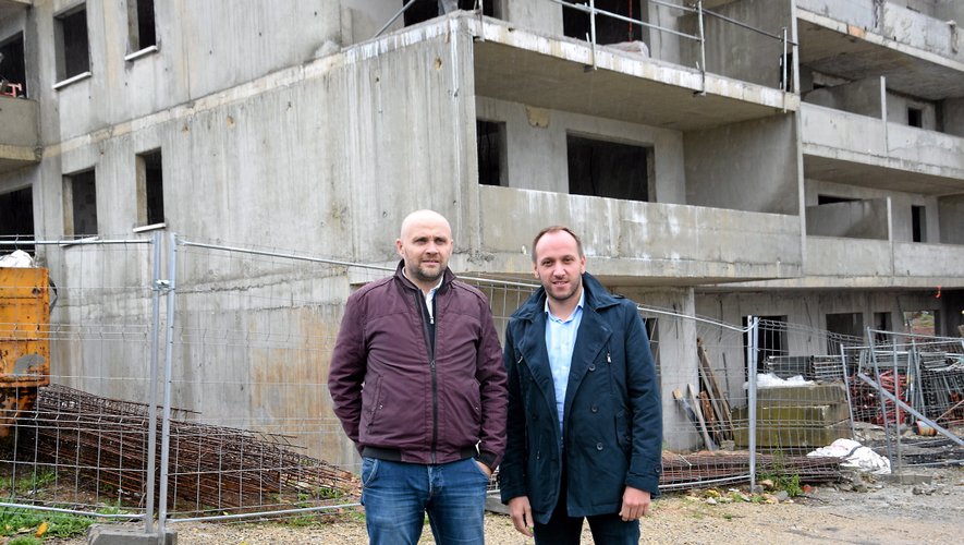 Les deux associés Richard Cayssials et Julien Costes, il y a quelques semaines, devant le projet situé à la Crouzette à Olemps.