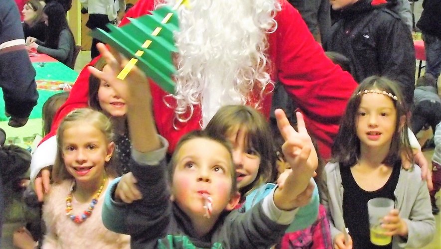 L’incontournable Père Noël rendra bien sur visite aux enfants.